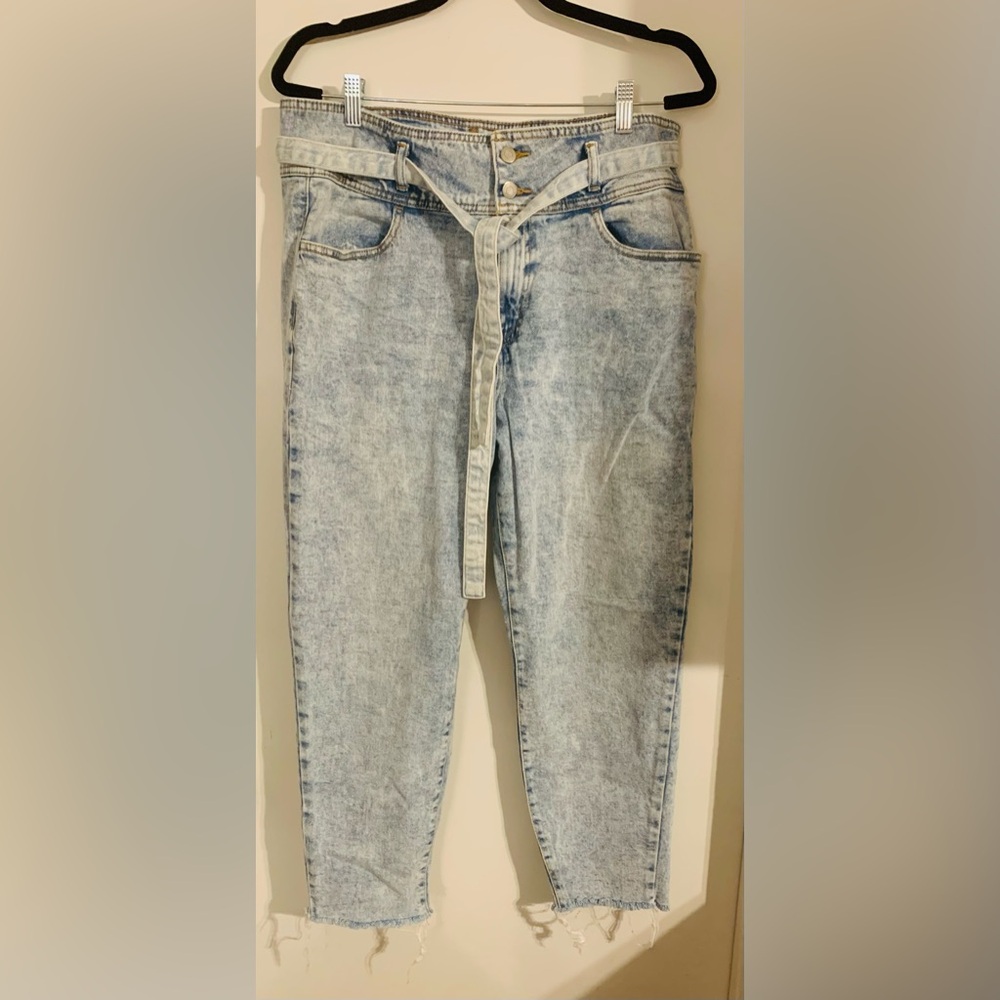 Sol High Waisted W/Belt straight leg light blue Mom jean.